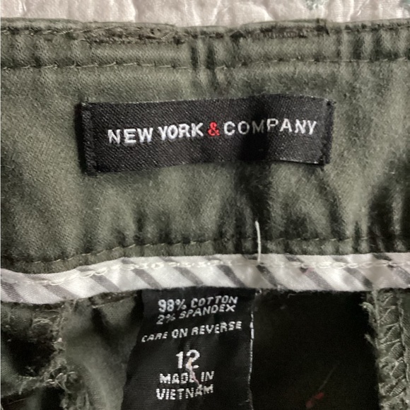 NY & Co Women’s Green Cargo Pants - Picture 3 of 3